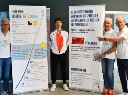 Der Emder L&auml;ufer Felix Ebel (Mitte) hat gro&szlig;e Ziele: Friedhelm Peters (ELG-Trainer), Edzard Wirtjes (Spa&szlig; mit Sport Lerer) und Hans-Wilhelm Wildeboer wollen ihn dabei tatkr&auml;ftig unterst&uuml;tzen.
