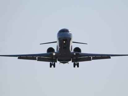 Flugg&auml;sten in Deutschland kann bei Versp&auml;tungen eine Ausgleichszahlung zustehen, auch wenn f&uuml;r die Versp&auml;tung ein Teilflug au&szlig;erhalb der EU urs&auml;chlich war.