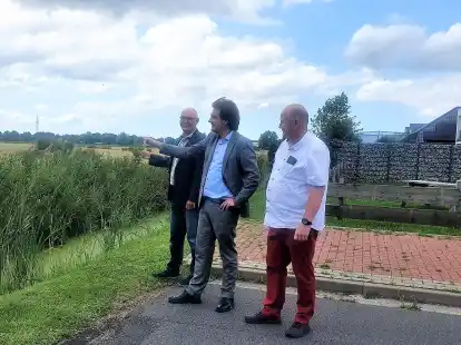 GNSG-Aufsichtsratsvorsitzender Hergen Kalitzki, B&uuml;rgermeister Nils Siemen und Bauausschussvorsitzender Lutz Schubert (von links)  freuen sich, dass das neue Baugebiet auf den Weg gebracht wurde.