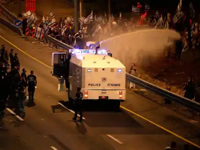 Die Polizei setzt einen Wasserwerfer ein, um Demonstranten zu zerstreuen, die in Tel Aviv demonstrieren.
