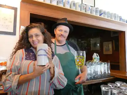 Fabrizio Wiest, Besitzer des deutschen Restaurants &laquo;Suppenk&uuml;che&raquo;, und seine Frau Mandee Lopez stehen hinterm Tresen.