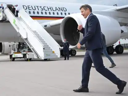 Robert Habeck auf dem Weg zu einer Maschine der Flugbereitschaft, um nach Indien zu reisen.