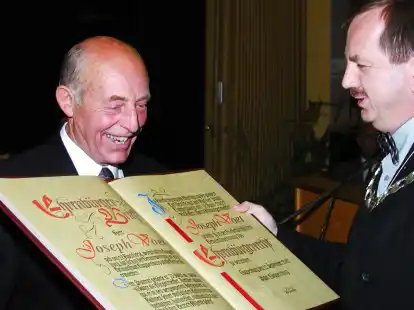 Dem im Dezember 2019 verstorbenen Joseph Voet (links) waren gleich zwei hohe st&auml;dtische Auszeichnungen zuteil geworden. 2001 wurde er zum Altb&uuml;rgermeister ernannt, 2002 verlieh ihm der damalige B&uuml;rgermeister Dr. Wolfgang Wiese (rechts) die Ehrenb&uuml;rgerw&uuml;rde.