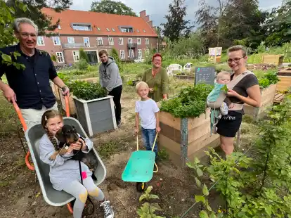 Da w&auml;chst ordentlich was heran: Im Gemeinschaftsgarten &bdquo;Donnernessel&ldquo; gedeiht es zurzeit pr&auml;chtig. Das sorgt bei den gro&szlig;en und kleinen Akteuren (von links) Dirk L&uuml;bben, Rosa (8) mit Dackel Raudi, Luca, Kimi (7), Quartiersmanagerin Ute Goronczy sowie Ulrike mit Matti (6 Monate) f&uuml;r gute Laune.