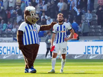 Lucas Tousart (r) wechselt innerhalb Berlins zu Union.