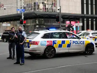 Bewaffnete neuseel&auml;ndische Polizisten stehen an einer Stra&szlig;ensperre, nachdem in Auckland Sch&uuml;sse gefallen waren.