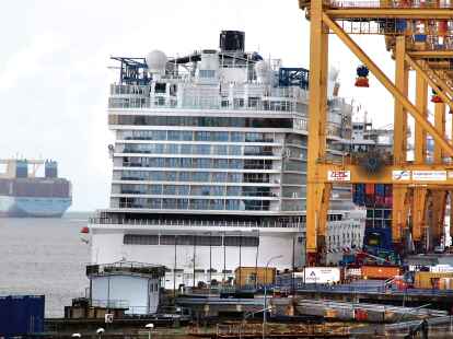 Nur aus der Ferne und mit einem starken Teleobjektiv ist das Kreuzfahrtschiff &bdquo;Manara&ldquo; an der Containerkaje in Bremerhaven zu sehen.