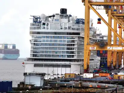 Nur aus der Ferne und mit einem starken Teleobjektiv ist das Kreuzfahrtschiff &bdquo;Manara&ldquo; an der Containerkaje in Bremerhaven zu sehen.