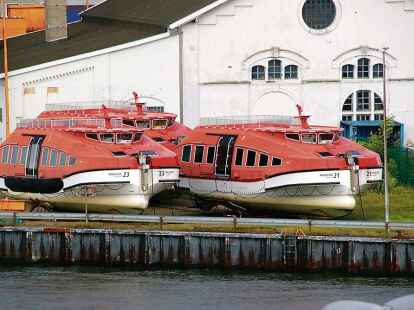 Ein Teil der Tenderboote wurden von Bord der &bdquo;Manara&ldquo; heruntergelassen und aufgelegt.