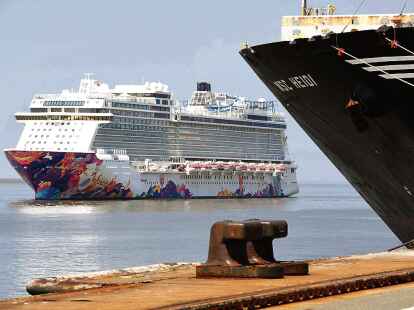 Ankunft am Bremerhavener Container-Terminal: Dort liegt der Kreuzliner bis heute an der Kaje.