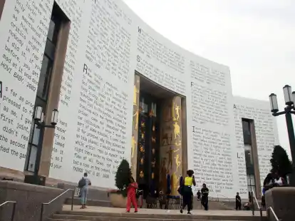 Auf der Au&szlig;enwand der Brooklyn Public Library sind Songtexte von US-Rapper Jay-Z zu sehen.
