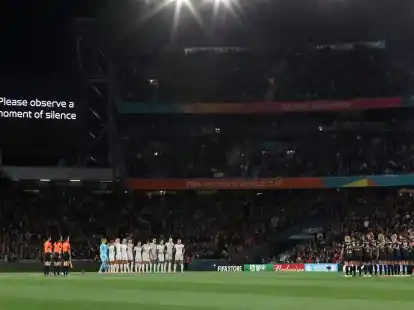 Das Er&ouml;ffnungsspiel der Frauenfu&szlig;ball-WM begann mit einer Schweigeminute.