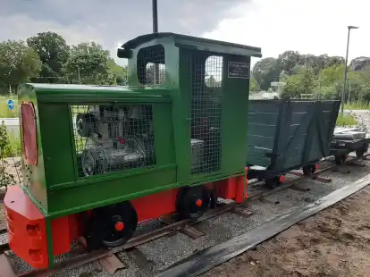 Neuer Standort f&uuml;r die sanierte, historische Kleinlok und ihre beiden Loren: Nun steht das Gef&auml;hrt auf einer Fl&auml;che neben dem Augustfehner Verkehrskreisel.