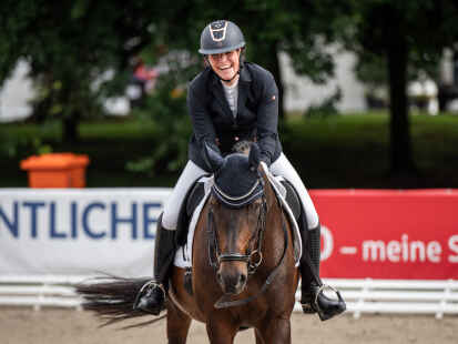 Nina Heineke (RuF Hooksiel) gewann mit Ace of Base die Qualifikation der Senioren, eine Dressurpr&uuml;fung KL. L*-Trense.