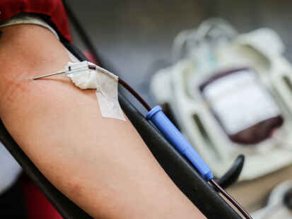 Eine Frau spendet Blut im DRK-Blutspendezentrum. Um den Bedarf der Krankenh&auml;user und Arztpraxen an dringend ben&ouml;tigten Blutpr&auml;paraten auch in den kommenden Wochen und im anstehenden Winter gew&auml;hrleisten zu k&ouml;nnen, ruft das Deutsche Rote Kreuz die Bev&ouml;lkerung  zum Blutspenden auf.