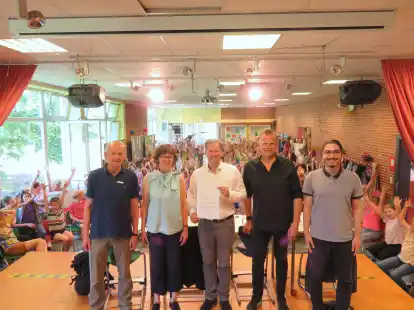 Auch an den Grundschulen in Elmendorf und in Ofen wurden jetzt die Vertr&auml;ge unterzeichnet. In Ofen dabei waren (von links): Ulrich Kapteina (Leiter des Umweltbildungszentrums Ammerland), Schulleiterin Barbara Schwarte, B&uuml;rgermeister Henning Dierks, Axel Heyne (Leiter Geb&auml;udemanagement Gemeinde) und Dogan Asan (Geb&auml;udemanagement Gemeinde).