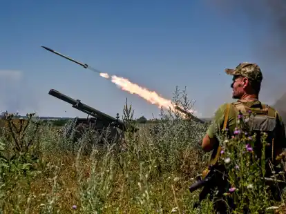 Soldaten feuern im S&uuml;dosten der Ukraine auf russische Stellungen: Seit Anfang Juni haben die Ukrainer rund 210 Quadratkilometer ihres Landes befreit.