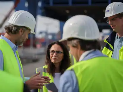 Yasmin Fahimi, Vorsitzende des Deutschen Gewerkschaftsbundes (DGB), im Gespr&auml;ch bei der Hamburger Hafen und Logistik AG (HHLA) im Rahmen ihrer Sommertour auf dem Containerterminal Altenwerder CTA.