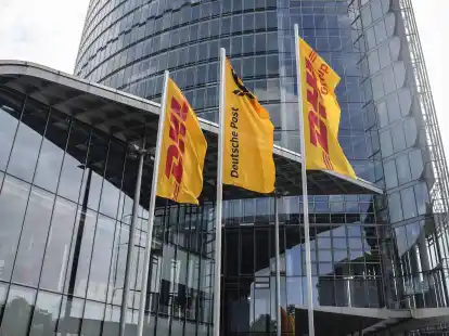 Fahnen wehen vor der Zentrale der DHL Group - Deutsche Post.
