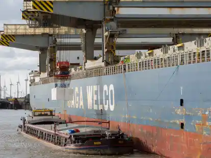 Auch gro&szlig;e Zellstofffrachter w&uuml;rden von einer tieferen Fahrrinne profitieren. Hier: Bord-zu-Bord-Umschlag auf ein Binnenschiff am Emskai.