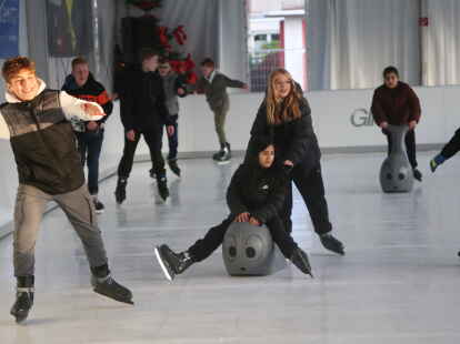 Beim Wintervergn&uuml;gen Nordenham on Ice  kam die Kunststoffeisbahn erstmals zum Einsatz.