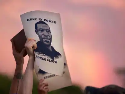 Demonstranten protestieren nach dem Tod von George Floyd, der durch einen brutalen Polizeieinsatz gestorben ist.