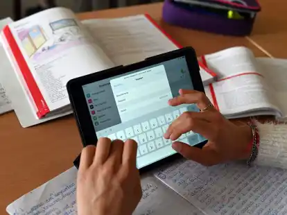 Realsch&uuml;ler einer zehnten Klasse einer Gemeinschaftsschule arbeiten in einer Unterrichtsstunde mit Tablets.