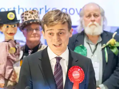 Keir Mather, Sieger der Nachwahlen und Kandidat der Labour Party, spricht im Selby Leisure Centre.