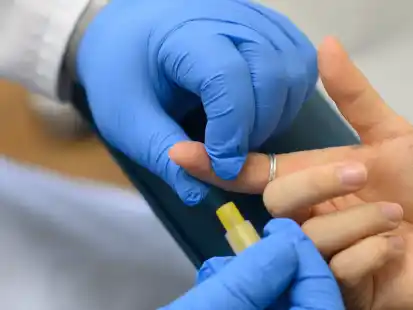 Ein kleiner Piks in den Finger reicht aus, um Gewissheit zu haben.