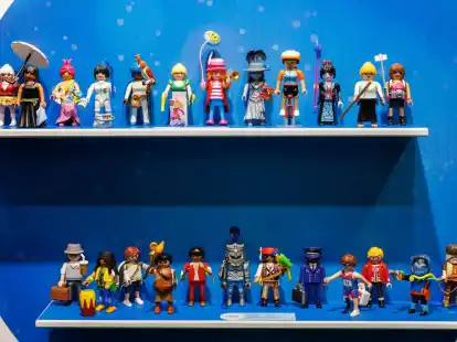 Unterschiedliche Figure w&auml;hrend der Neuheitenschau der Spielwarenmesse am Stand von Playmobil.