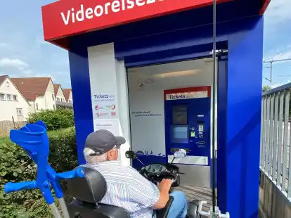 Nicht barrierefrei: Eckhardt Ritter vom Fahrgastbeirat im VBN hat Probleme, mit seinem Elektro-Skooter ins Videoreisezentrum am Bahnhof Brake zu kommen.