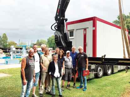 Vor wenigen Tagen: einer von f&uuml;nf Containern f&uuml;r den Notbetrieb wurde &bdquo;eingeflogen&ldquo; &ndash; nicht nur zur Freude des F&ouml;rdervereins, sondern auch der Badeg&auml;ste.