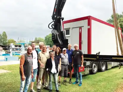 Vor wenigen Tagen: einer von f&uuml;nf Containern f&uuml;r den Notbetrieb wurde &bdquo;eingeflogen&ldquo; &ndash; nicht nur zur Freude des F&ouml;rdervereins, sondern auch der Badeg&auml;ste.