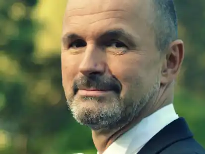 Verr&auml;t, auf was sich Besucherinnen und Besucher der &bdquo;Klassik im Alten Bullenstall&ldquo; in Jeddeloh I in diesem Jahr freuen k&ouml;nnen: Ivo Berkenbusch.