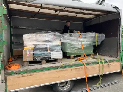 Damit es die gespendeten Werkzeuge und Maschinen auch unversehrt in die Ukraine schaffen, sicherte der ukrainische Lastwagenfahrer die Ladung vor der Abfahrt.