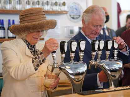 Prinz Charles und Herzogin Camilla in der Quidi Vidi Brauerei im kanadischen St. John's.