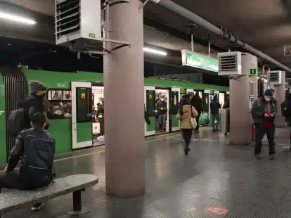 Menschen auf einem U-Bahnhof in Mailand: Wie viele Besch&auml;ftigte folgen tats&auml;chlich dem Streikaufruf?