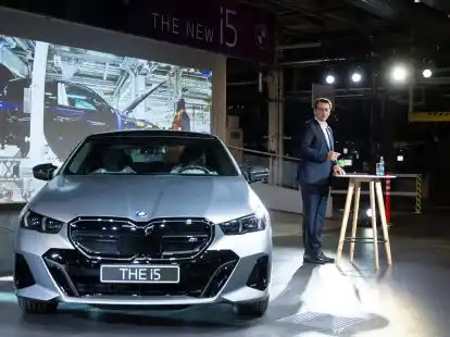 Produktionsstart des vollelektrischen BMW i5 in Dingolfing, rechts  Produktionsvorstand Milan Nedeljkovic.