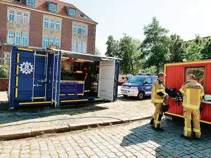 65 Einsatzkr&auml;fte von Feuerwehr und THW waren beim Brand in der Schuchmann-Villa im  Einsatz.