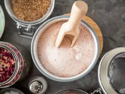 Bergkristall-Salz wird aus dem Berg gewonnen. Aufgrund des kr&auml;ftigen Salzgeschmacks muss man aufpassen, dass man damit Speisen nicht versalzt.