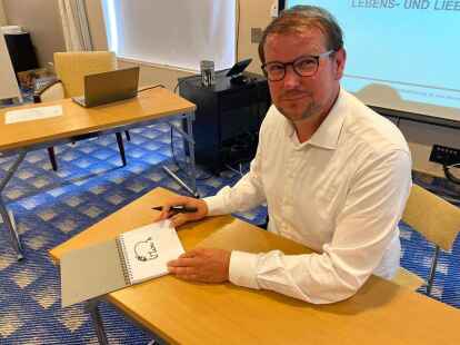 So wie es aussieht, ganz ohne Vorlage, daf&uuml;r auf Hoher See: Oberb&uuml;rgermeister Tim Kruithoff nutzte die F&auml;hrfahrt zwischen Norwegen und Emden, um dem &bdquo;liebsten Ehrenb&uuml;rger&ldquo; zu gratulieren.