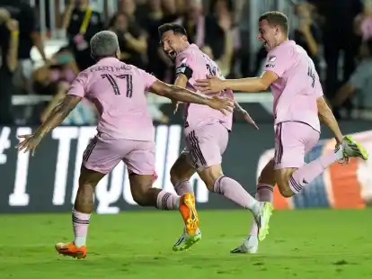 Gefeierter Mann in Miami: Lionel Messi (M).