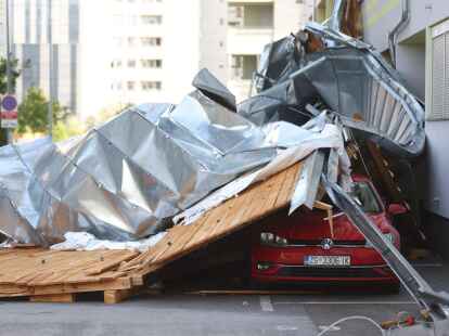 Die Sturmb&ouml;en waren so stark, dass Teile eines Dachs in Zagreb auf Autos landeten.