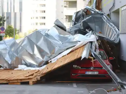 Die Sturmb&ouml;en waren so stark, dass Teile eines Dachs in Zagreb auf Autos landeten.
