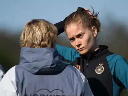 Der Einsatz von Sjoeke N&uuml;sken (r) beim deutschen WM-Auftakt ist ungewiss.