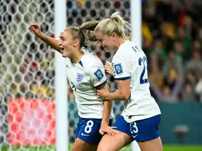 Georgia Stanway (l) schoss England gegen Haiti zum Sieg.