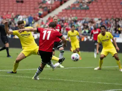 Hannovers Louis Schaub (M) erzielt das 1:0 gegen den FC&nbsp;Villarreal.