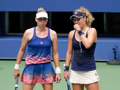 Vera Swonarewa (l) spricht mit Laura Siegemund. Der Russin ist die Einreise nach Polen verweigert worden.