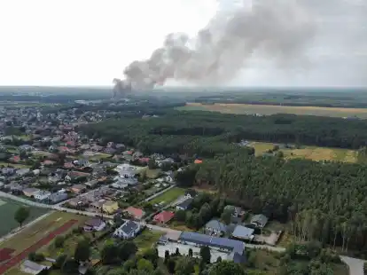 Dichter Rauch steigt aus dem Chemiewerk in der polnischen Woiwodschaft Lebus auf.
