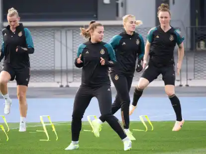 Alexandra Popp (l-r), Lena Oberdorf, Laura Freigang und Marina Hegering beim Training.